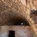 Linterno, in origine adibito probabilmente a stalla,  illuminato da una piccola fessura posta sotto un soffitto a volta